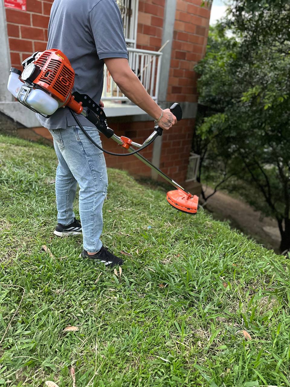 Guadaña Profesional 2 tiempos CILINDRADA: 47 cm³ -Incluye, disco y  ARNÉS