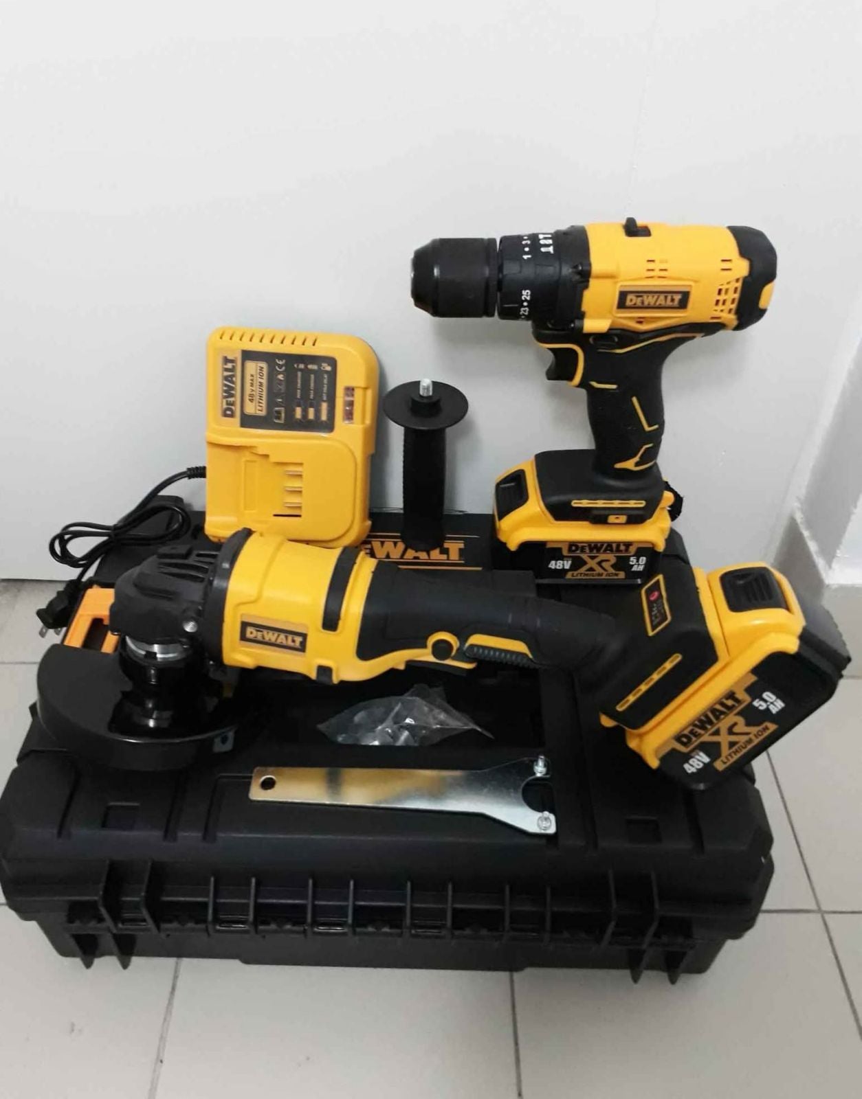 Combo Esmeril Angular Grande con taladro Percutor y 2 baterías