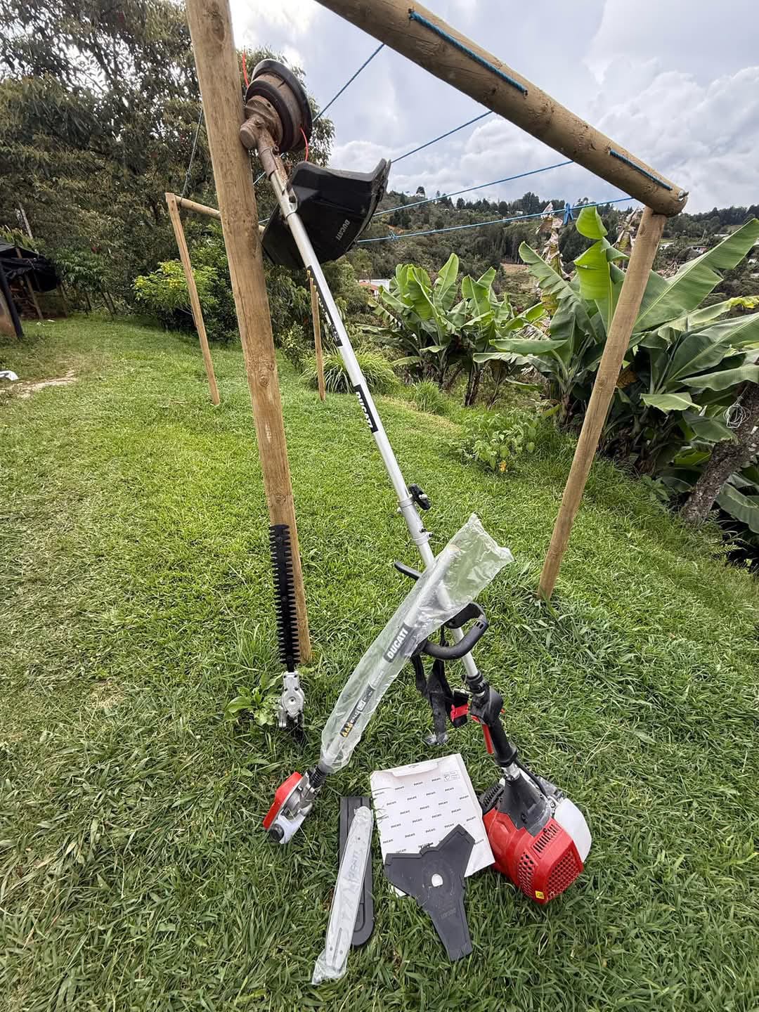 KIT MULTICUTTER DUCATI ORIGINAL / GUADAÑA / MOTOSIERRA / CORTASETOS MULTIFUNCIÓN 5 EN 1 / 1 AÑO DE GARANTIA